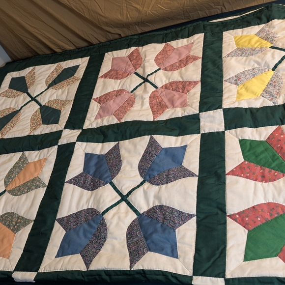 New Handmade Tulip Pattern Floral Patchwork Quilt with Green Border - Picture 4 of 7